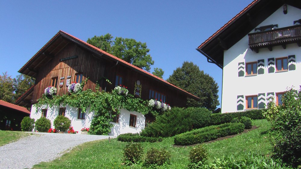Das Ausstellungshaus (links) und das Ferienhaus (rechts)