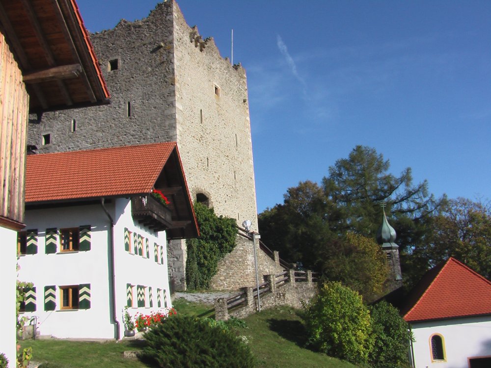 Das Ferienhaus, dahinter der Burgturm